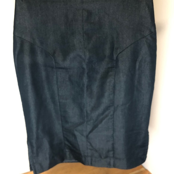 Form fitting skirt - Picture 2 of 3